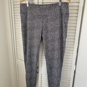 Athleta Delancey ankle zip leggings in black and white pattern, size XL